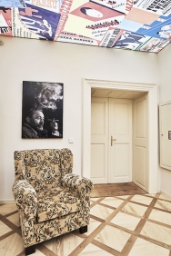 Celou expozici doprovázejí reprodukce dobových plakátů divadelních her, poutačů či obálek. Jejich koláž září například na prosvětleném stropě v hale prvního patra. (2) Celou expozici doprovázejí reprodukce dobových plakátů divadelních her, poutačů či obálek. Jejich koláž září například na prosvětleném stropě v hale prvního patra. (2)