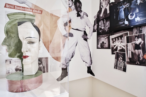 Expozice věnovaná Osvobozenému divadlu na řadě dobových fotografií připomíná jednotlivá představení i herce. Černobílé klaunské líčení s červenými prvky patří k jeho symbolům. Expozice věnovaná Osvobozenému divadlu na řadě dobových fotografií připomíná jednotlivá představení i herce. Černobílé klaunské líčení s červenými prvky patří k jeho symbolům.