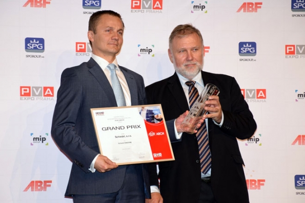 Přebírání ocěnění Grand Prix za nejlepší výrobek (Zdroj: Schiedel) Přebírání ocěnění Grand Prix za nejlepší výrobek (Zdroj: Schiedel)