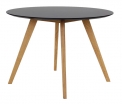 Kulatý jídelní stůl Bess má desku z černé MDF a nohy z masivního dubu, Ø 110 cm, cena 9 827 Kč, www.jena-nabytek.cz Kulatý jídelní stůl Bess má desku z černé MDF a nohy z masivního dubu, Ø 110 cm, cena 9 827 Kč, www.jena-nabytek.cz
