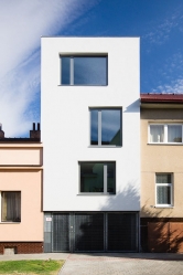 Při rekonstrukci řadového domu architekt Jan Kyzlink navrhl směrem do zahrady moderní prosklenou přístavbu propojenou s terasou a vodní plochou. Bydlení tak získalo úplně novou dimenzi. Směrem do ulice hledí střízlivá moderní architektura. Při rekonstrukci řadového domu architekt Jan Kyzlink navrhl směrem do zahrady moderní prosklenou přístavbu propojenou s terasou a vodní plochou. Bydlení tak získalo úplně novou dimenzi. Směrem do ulice hledí střízlivá moderní architektura.