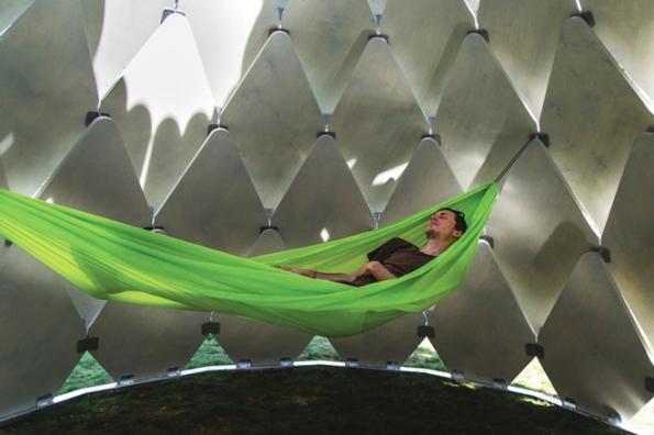 Čeští designéři ze studia mmcité1 a ateliéru SAD společně navrhli a zrealizovali mobilní altán Pinecone, který díky šupinám, jimiž je pokrytý, připomíná borovou šišku. Unikátní objekt je šetrný k životnímu prostředí a může sloužit nejen k poskytnutí klidu a soukromí ve veřejném prostranství, ale i jako útočiště pro dětské hry, letní táboráky, učebnu nebo meditační místnost. Čeští designéři ze studia mmcité1 a ateliéru SAD společně navrhli a zrealizovali mobilní altán Pinecone, který díky šupinám, jimiž je pokrytý, připomíná borovou šišku. Unikátní objekt je šetrný k životnímu prostředí a může sloužit nejen k poskytnutí klidu a soukromí ve veřejném prostranství, ale i jako útočiště pro dětské hry, letní táboráky, učebnu nebo meditační místnost.