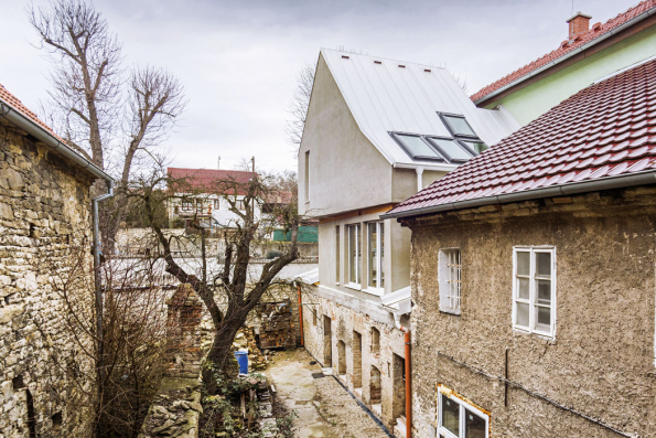 Architekt zde byl postaven před zapeklitý úkol přistavět dům tak, aby nebyl narušen historický ráz původní budovy, ale aby zároveň splnil požadavek na moderní bydlení. Architekt zde byl postaven před zapeklitý úkol přistavět dům tak, aby nebyl narušen historický ráz původní budovy, ale aby zároveň splnil požadavek na moderní bydlení.