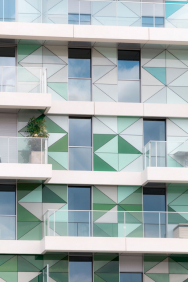 Bytový dům ve Francii s fasádou, kombinující kontaktní zateplovací systém StoTherm Classic, předsazený provětrávaný zateplovací systém StoVentec Glass, složený ze skleněných panelů různých tvarů a bílý fasádní povrch StoSignature. Bytový dům ve Francii s fasádou, kombinující kontaktní zateplovací systém StoTherm Classic, předsazený provětrávaný zateplovací systém StoVentec Glass, složený ze skleněných panelů různých tvarů a bílý fasádní povrch StoSignature.