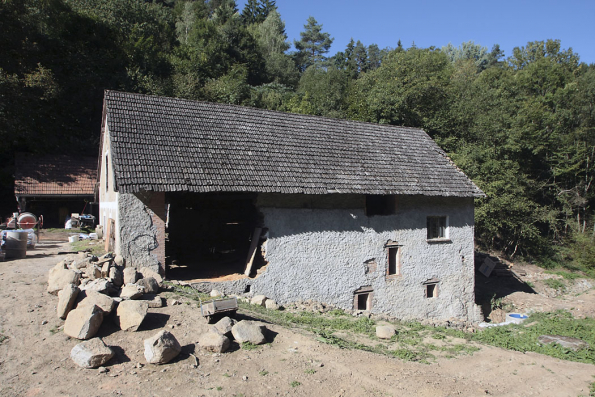 Původní stav téhož historického mlýna ze smíšeného zdiva před zahájením rekonstrukce. Původní stav téhož historického mlýna ze smíšeného zdiva před zahájením rekonstrukce.