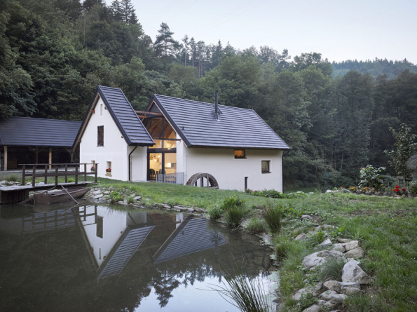 Zástupcem staveb k privátnímu bydlení mezi finalisty je Rekonstrukce a přestavba mlýna na bydlení (Stempel & Tesař architekti, 2017) na Slapech.