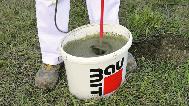 Baumit FixBeton – Metoda s mícháním betonové směsi za pomoci předepsaného množství záměsové vody se provádí standardně v kbelíku pomocí elektrického mísidla.