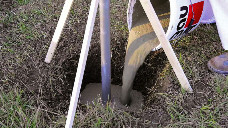 Baumit FixBeton – Při metodě s mícháním se předem připravená betonová směs nalévá do otvoru s usazeným sloupkem.