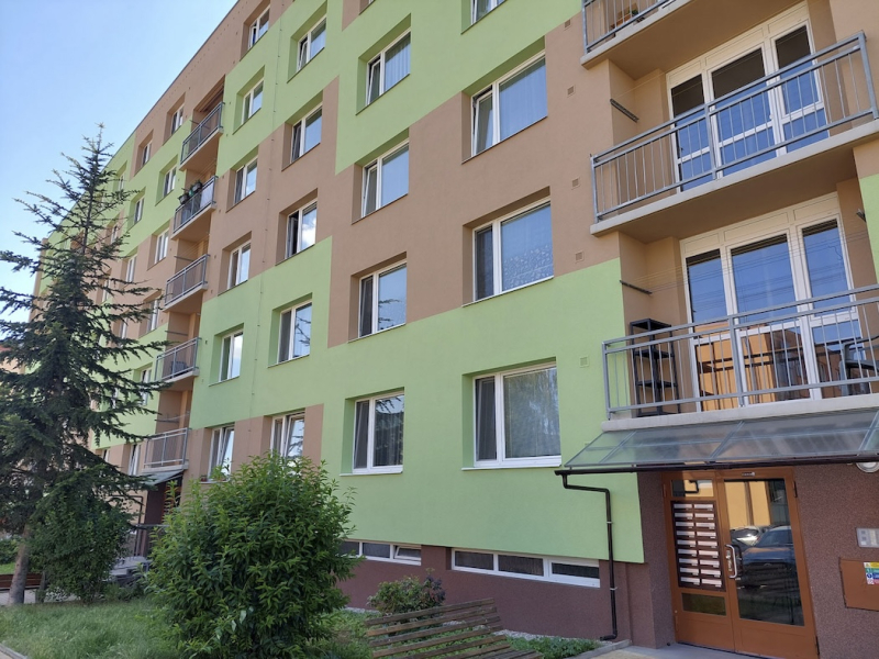Fasáda ošetřená speciální fasádní barvou SANATHERM B silikon PREVENSIL